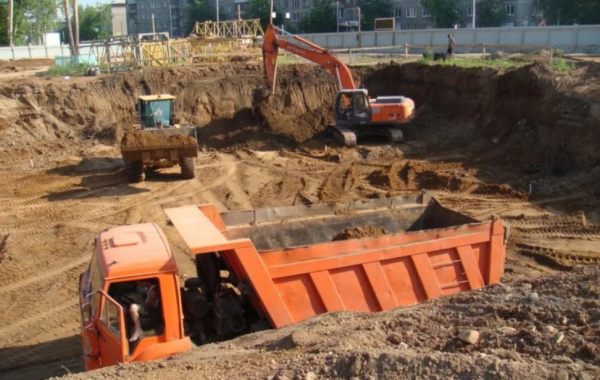 Рытье и разработка котлованов. Услуги спецтехники - Киров, цены, предложения специалистов
