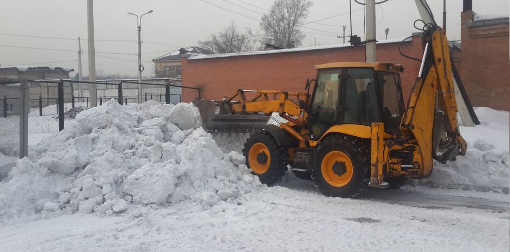 Экскаватор погрузчик для уборки снега и погрузки в самосвалы для вывоза в Омутнинске
