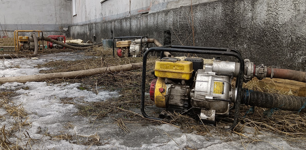 Откачка мотопомпами талой воды из подвала дома в Нолинске