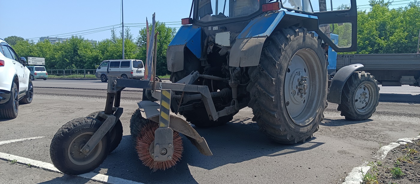 Услуги трактора с щеткой МТЗ в Орлове