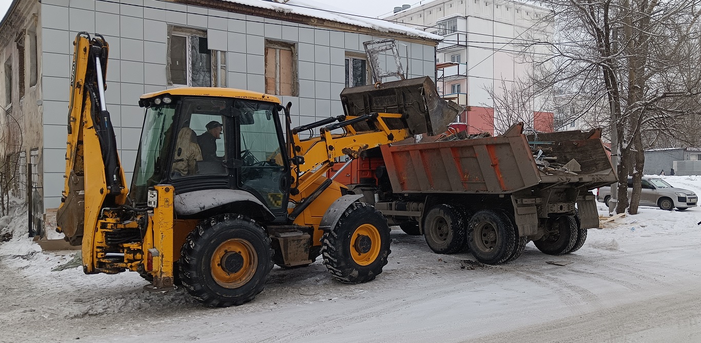 Уборка и вывоз строительного мусора, ТБО с помощью экскаватора и самосвала в Кирово-Чепецке